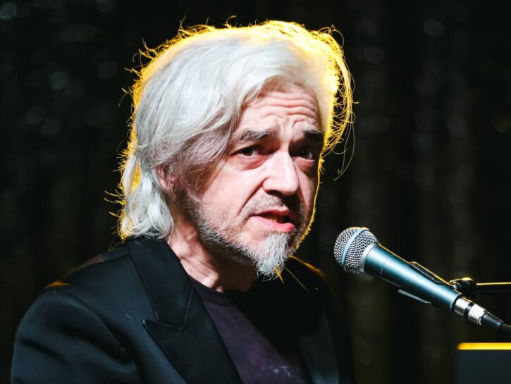 Morgan denunciato per stalking, musica solidale con Schiatti