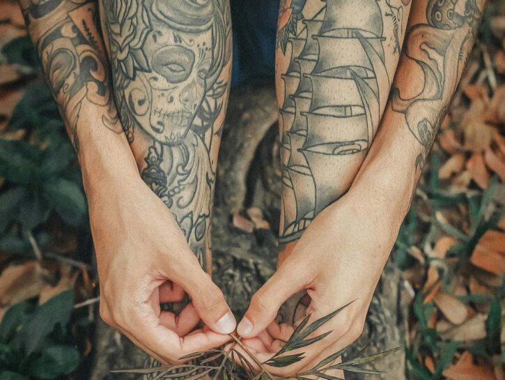 Tattoo e trucco permanente, allarme batteri negli inchiostri