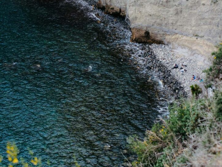 Abbandonata nel dirupo per 