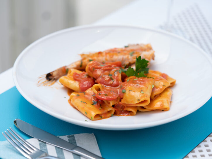 Pasta con pomodorini, pesce spada, olive e capperi