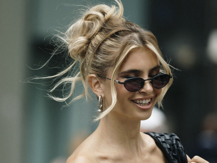 Caldo record? Dallo street style le ispirazioni per legare i capelli senza sforzo
