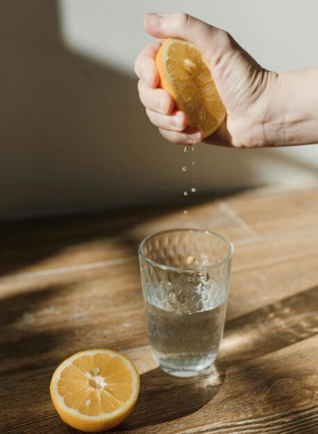 ragazzo che spreme un limone nell'acqua