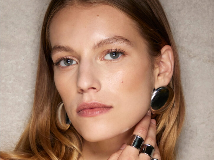 Bronzer in stick, il trucco virale dell'estate