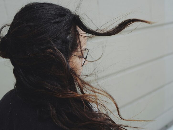 Come raccogliere i capelli senza legarli