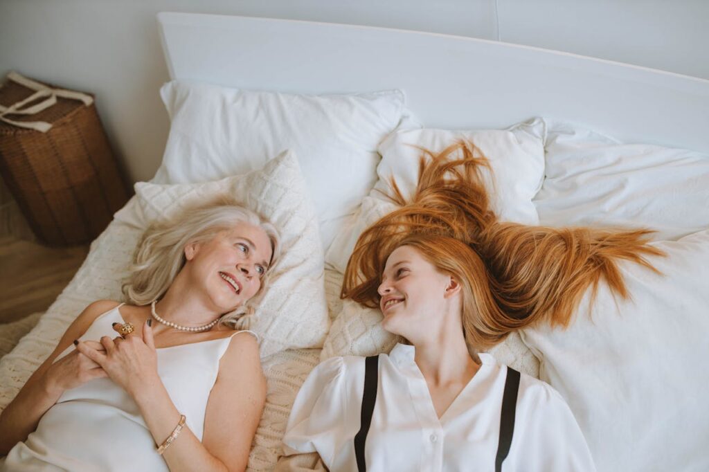 nonna e nipote allungati sul letto