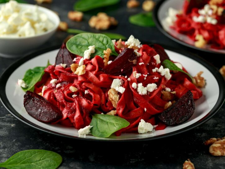 Tagliatelle con barbabietola e feta: un primo sorprendente