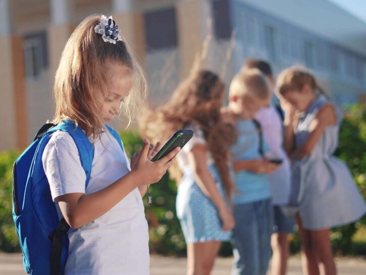 Scuola, addio cellulari: la stretta del ministro