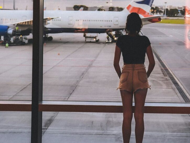 Viaggi in aereo, tassa Ue sul clima: aumentano le tariffe