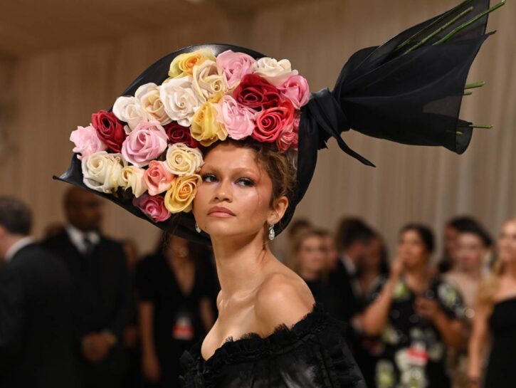 Da Hailey Bieber a Zendaya, le unghie fiorite più chic