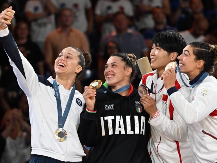 Alice Bellandi, impresa d'oro e bacio alla fidanzata