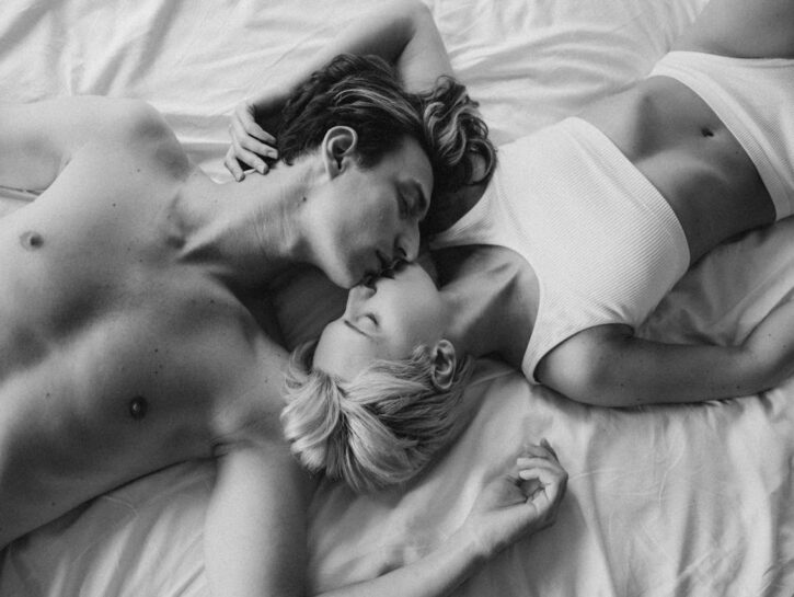 Sesso sempre più precoce, ma cala il ricorso agli aborti: i dati Istat