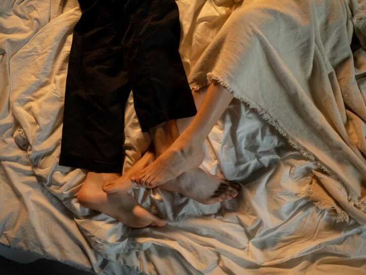 Orgasmi, le donne ne hanno meno degli uomini: il nuovo studio