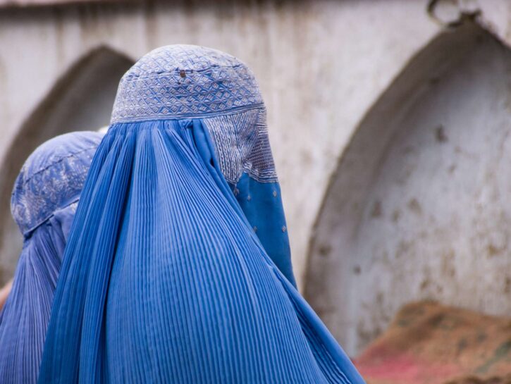 Afghanistan, le donne non possono nemmeno più parlare