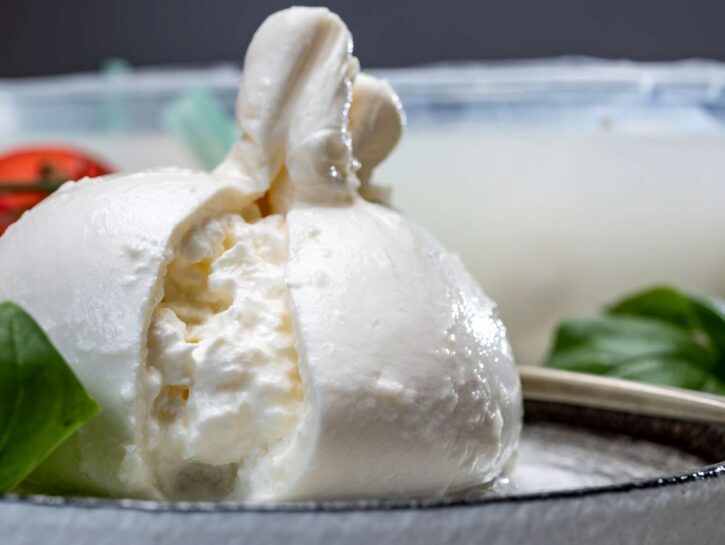 Pasta crema di burrata, melanzane e noci