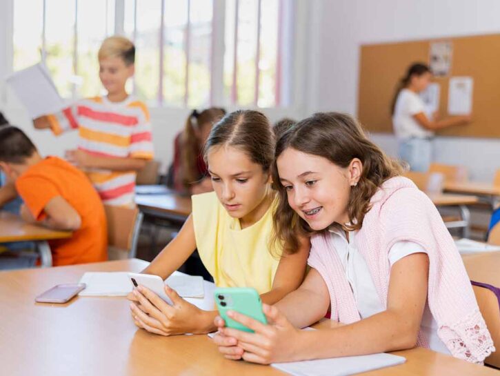 Perché le scuole d'Europa vietano gli smartphone in classe