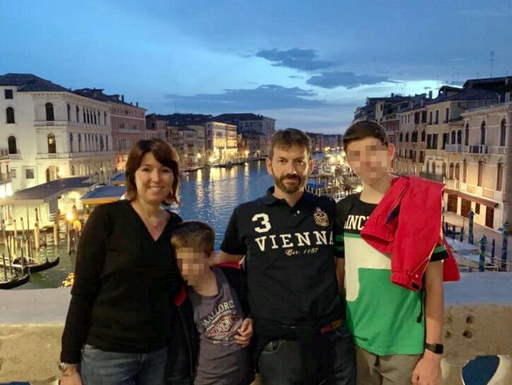 Uccide genitori e fratello, 17enne: «Mi sentivo un estraneo»