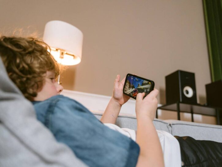 No allo smartphone agli under 14: l’appello di pedagogisti e vip