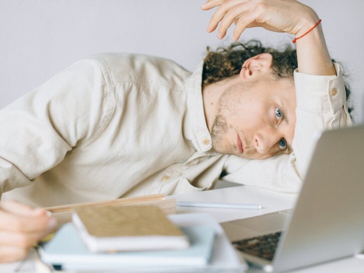 Lavoro, dipendenti a rischio burnout: i dati allarmanti