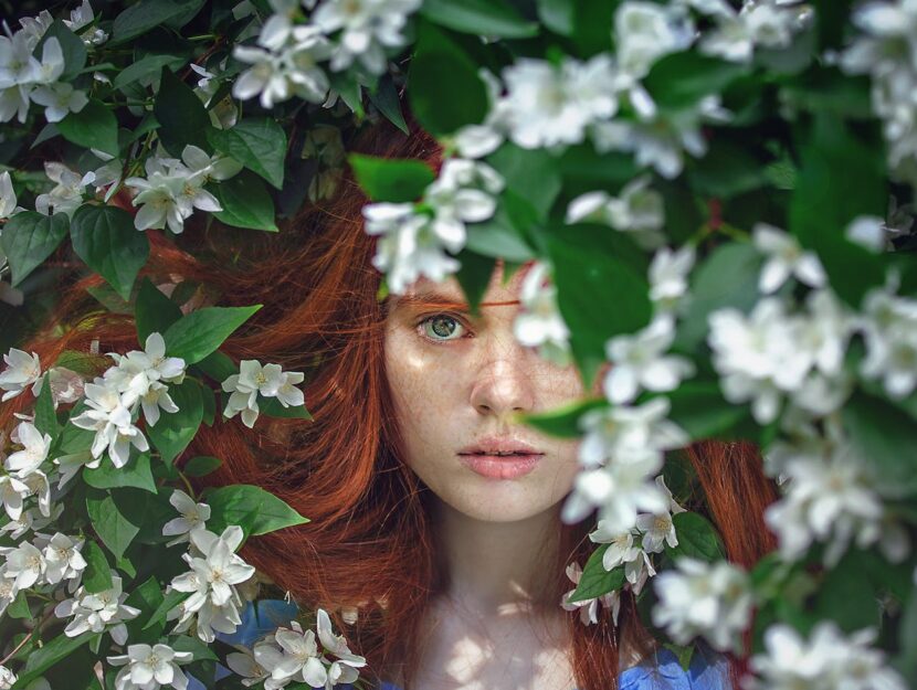 ragazza con capelli rossi nei fiori