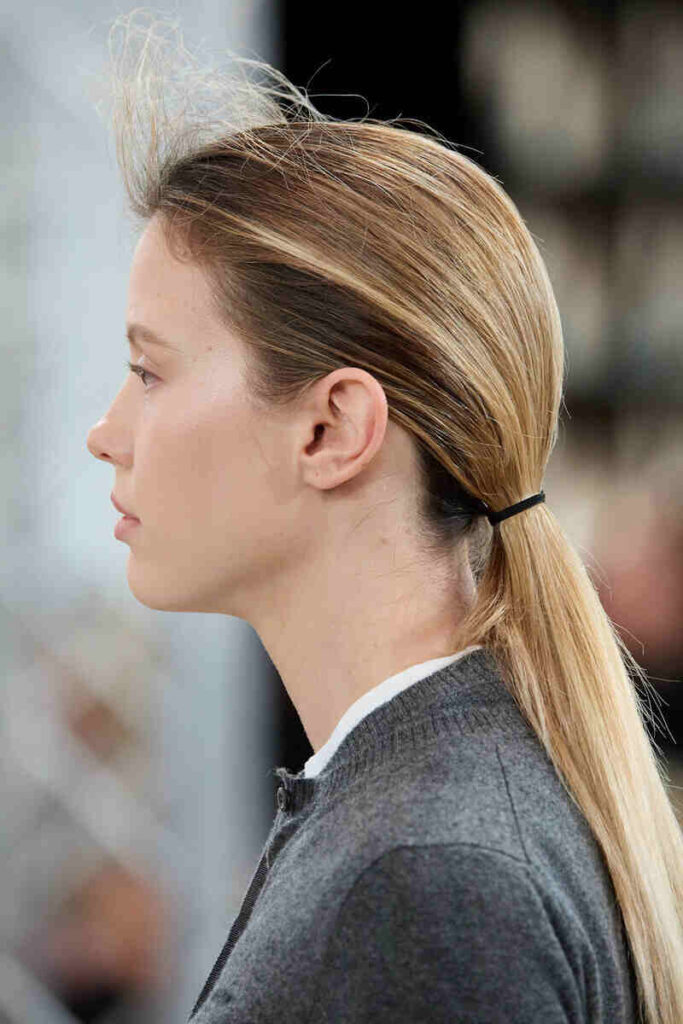 giovane donna bionda con coda di cavallo bassa