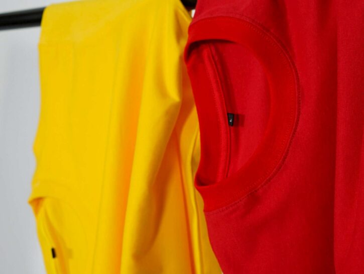 Come togliere le macchie di candeggina su capi colorati