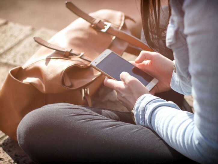 Cancro, secondo l'Oms nessun collegamento con l'uso del cellulare