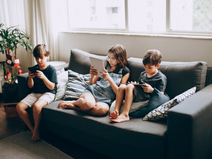 Bambini davanti allo schermo: la nuova scoperta sul sonno