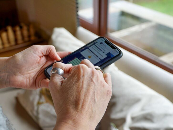 Chat delle mamme: ecco cosa non condividere