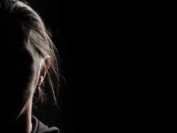 Denuncia la ex in tv, lei pubblica gli audio delle violenze subite