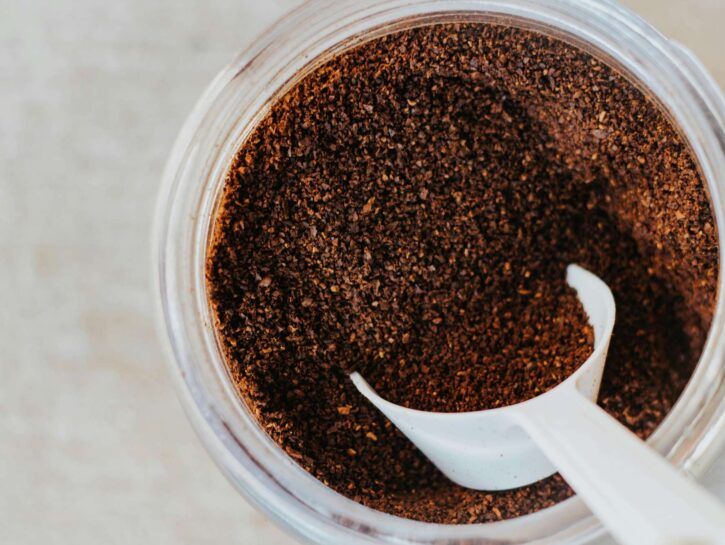 Come utilizzare i fondi di caffè per pulire il piano cottura