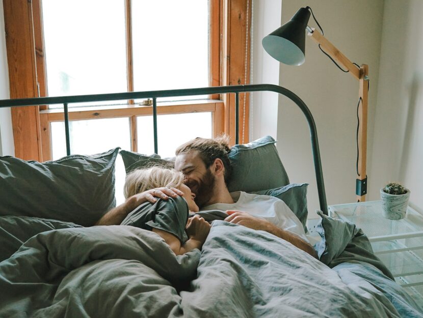 coppia di innamorati nel letto che si bacia