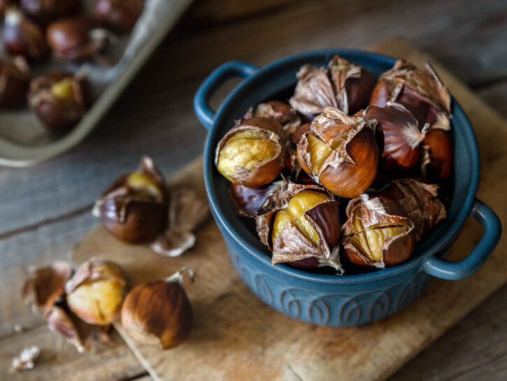 Come cuocere le castagne: il metodo facile per inciderle e sbucciarle