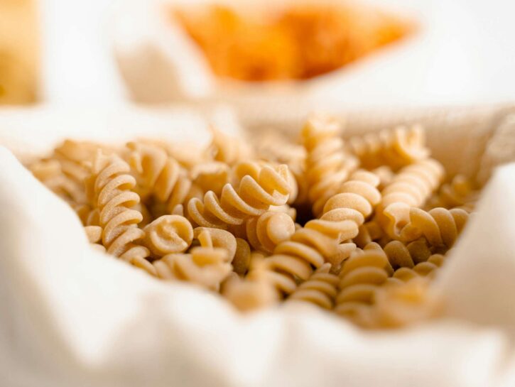 Pasta con zafferano, zucchine e pancetta
