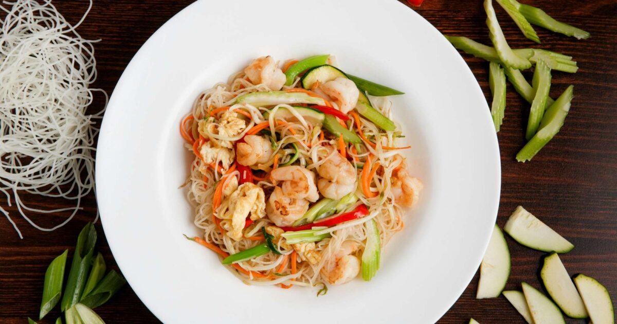vermicelli di riso con verdure e gamberi