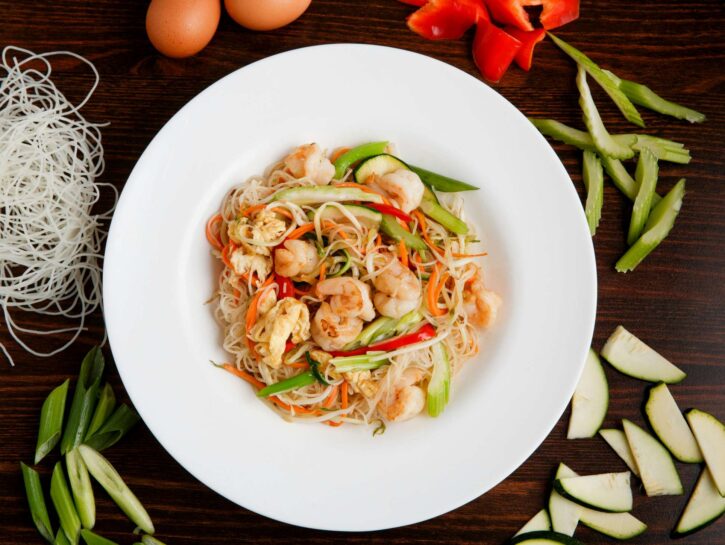 Vermicelli di riso con verdure e gamberi