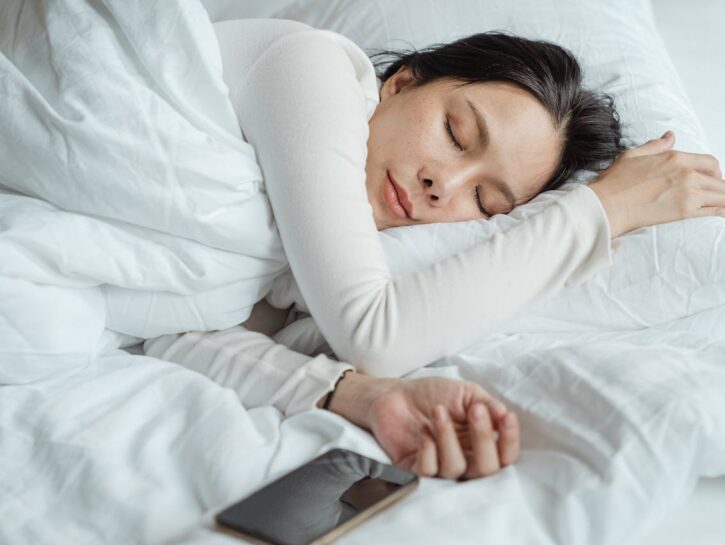 Quanti batteri sullo smartphone: non usarlo a letto