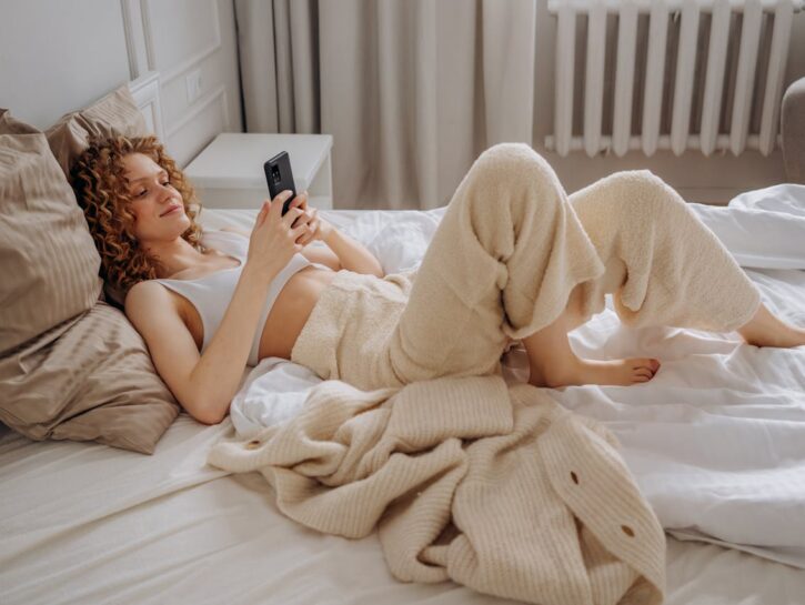 Appena sveglia controlli lo smartphone? Prova a non farlo