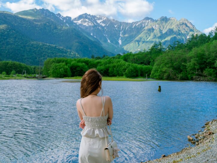 Kamikochi, la città sulle alpi giapponesi fa il pieno di turisti