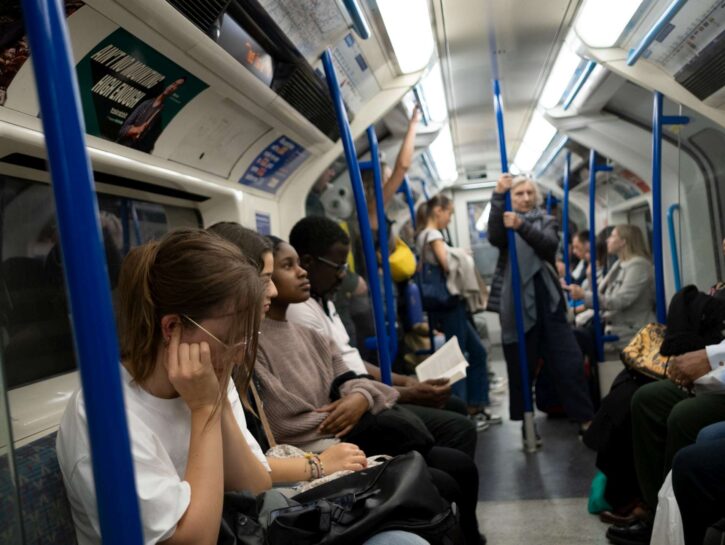 Londra, le regole del galateo in metropolitana