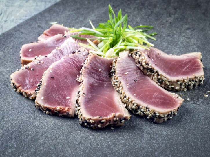 Tonno tataki con insalata di frutta