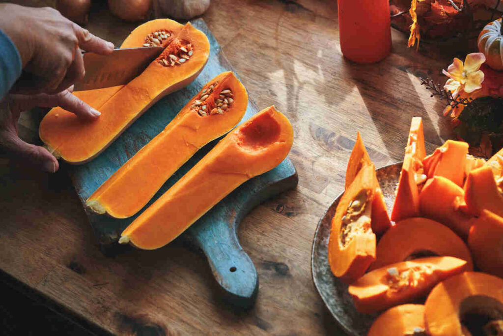 Taglio della zucca su tavola di legno