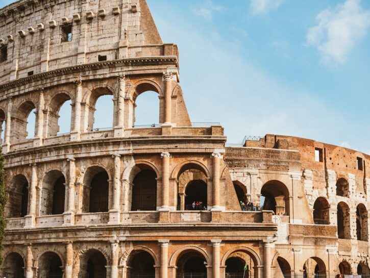 Turisti-gladiatori al Colosseo, scoppia la polemica