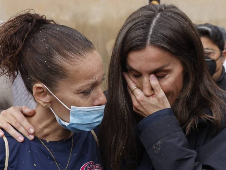 Spagna, fango su re Felipe e Letizia piange: cosa è successo