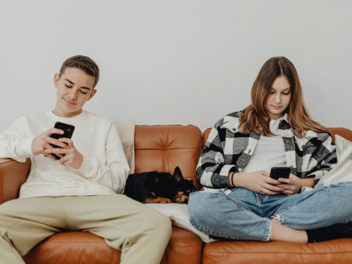 Il primo amore sul divano di mamma e papà