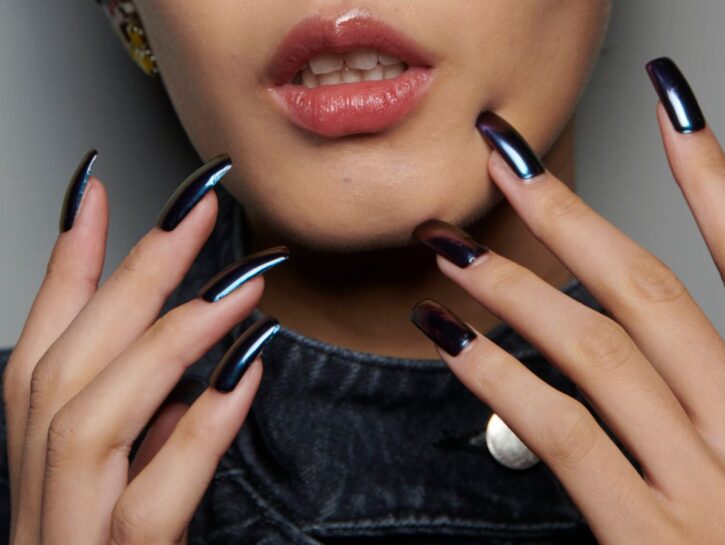 Unghie Cat-Eye: torna il trend più magnetico che ci sia