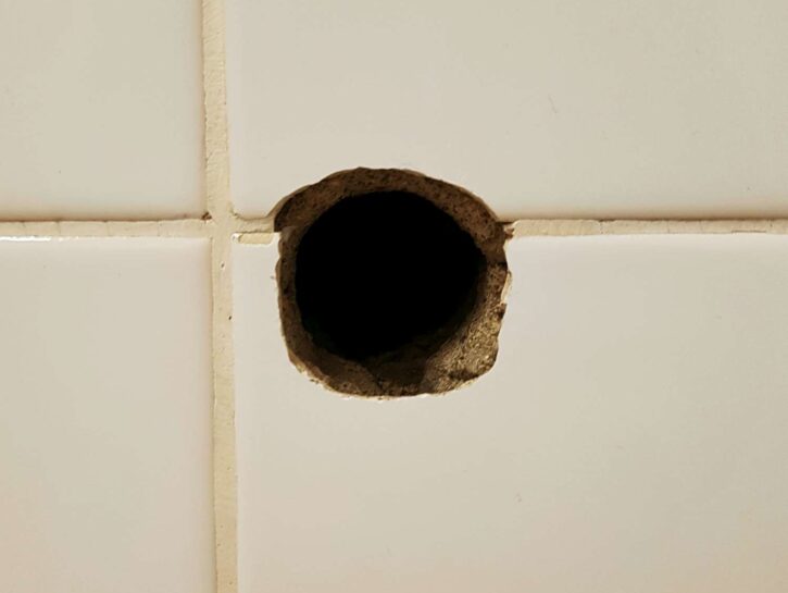 Come riparare un buco nel muro in modo efficace