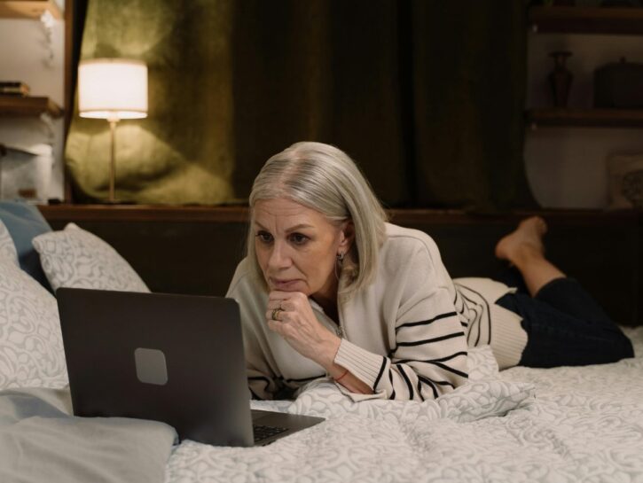 Over 50, ecco perché usare Internet fa bene