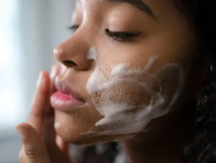 Pori sul viso: i rimedi suggeriti dai dermatologi