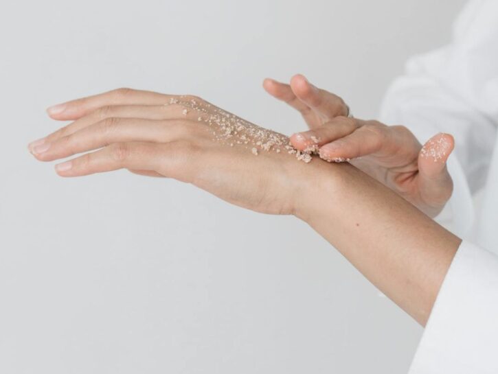 Pelle morbida come la seta? Prova a fare lo scrub al sale
