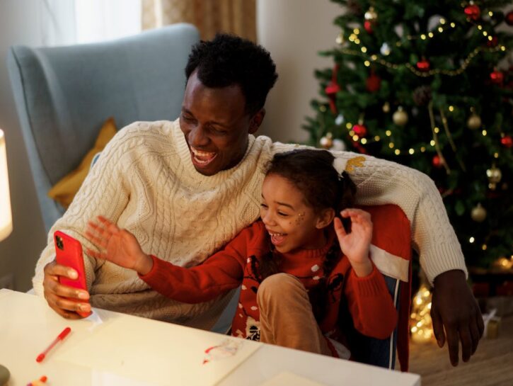 Natale, gli antidoti alla dipendenza da smartphone